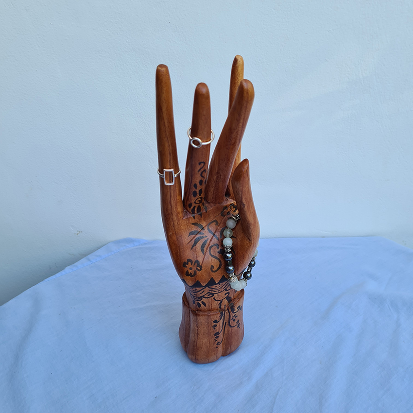 Подставка под украшения Рука с узорами