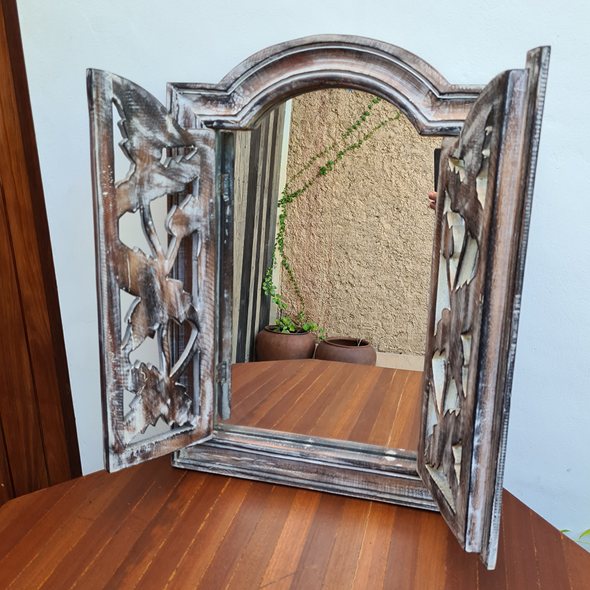 Зеркало со ставнями