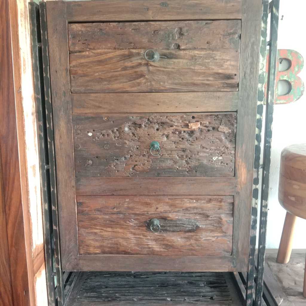 Тумба три ящика