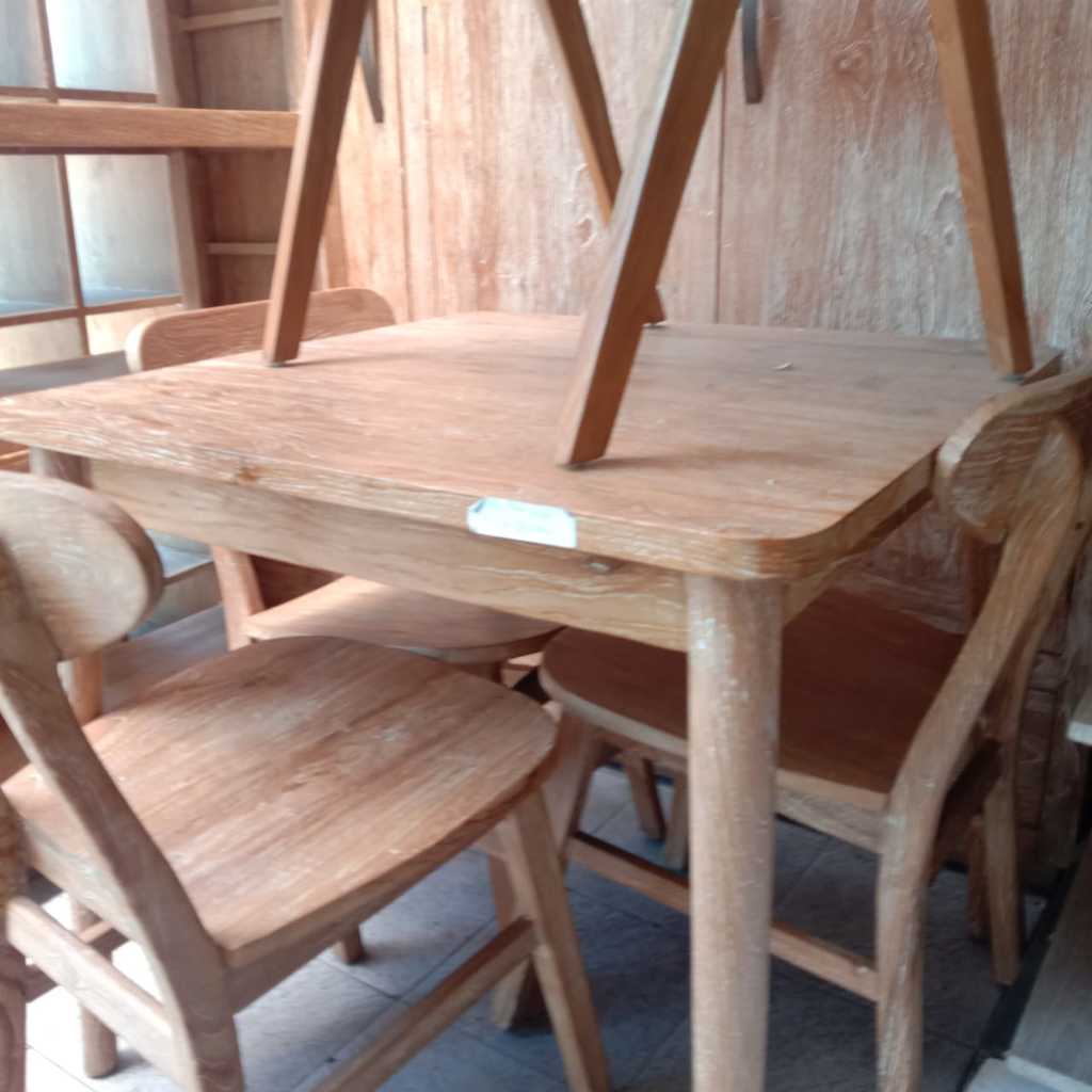 Стол обеденный