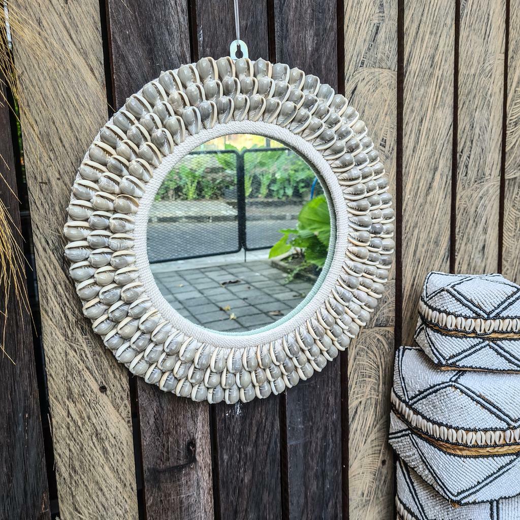 Зеркало с ракушками серое Д40см