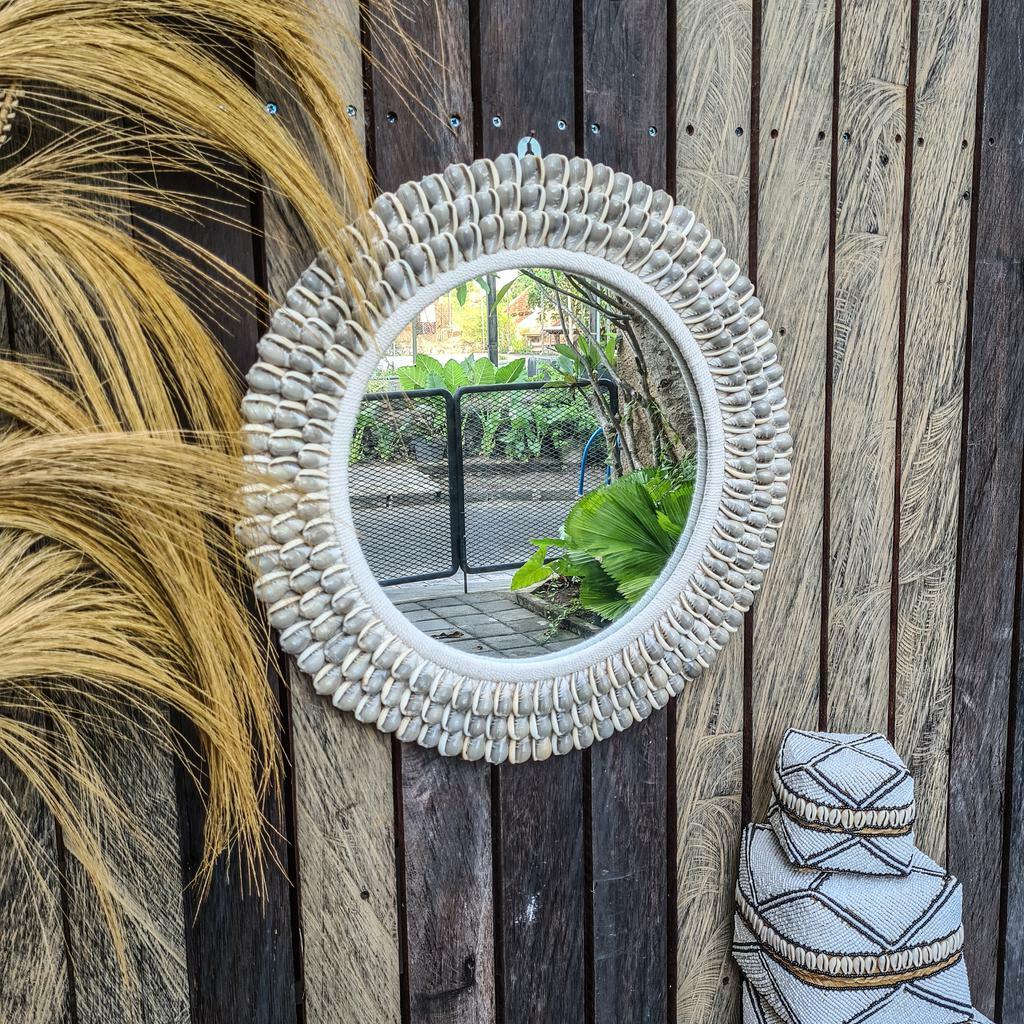Зеркало с ракушками серое Д55см