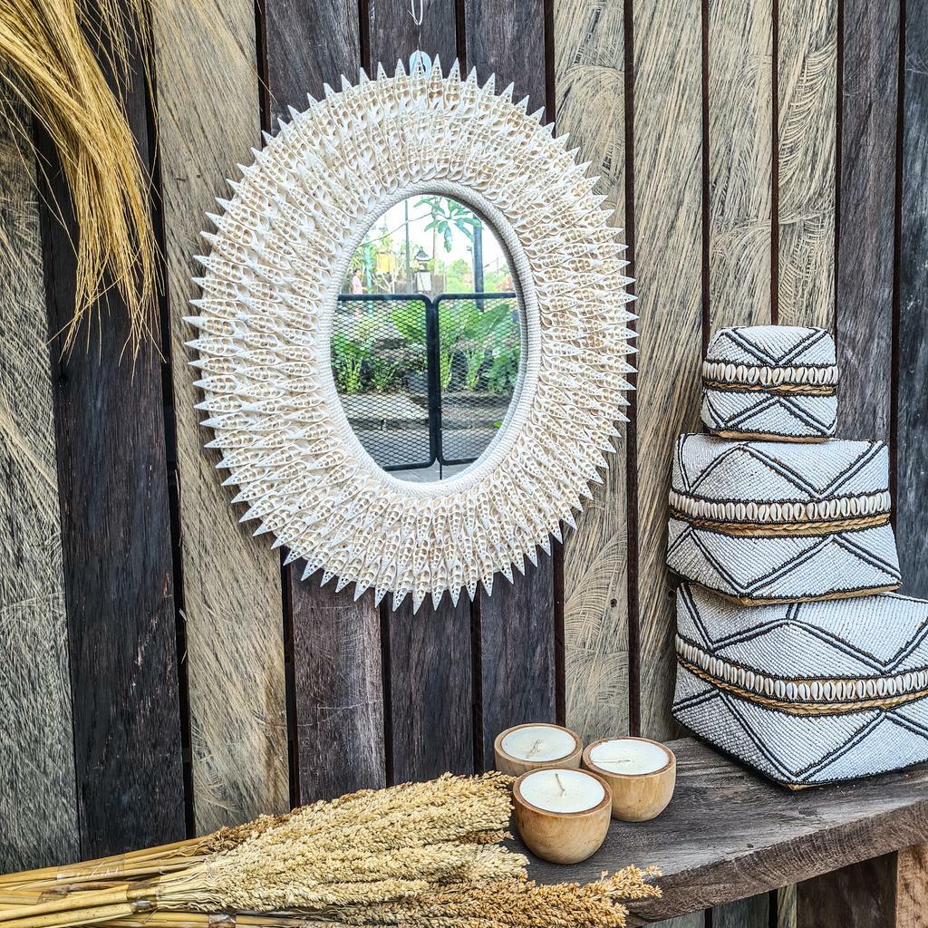 Зеркало острые ракушки 50х45см