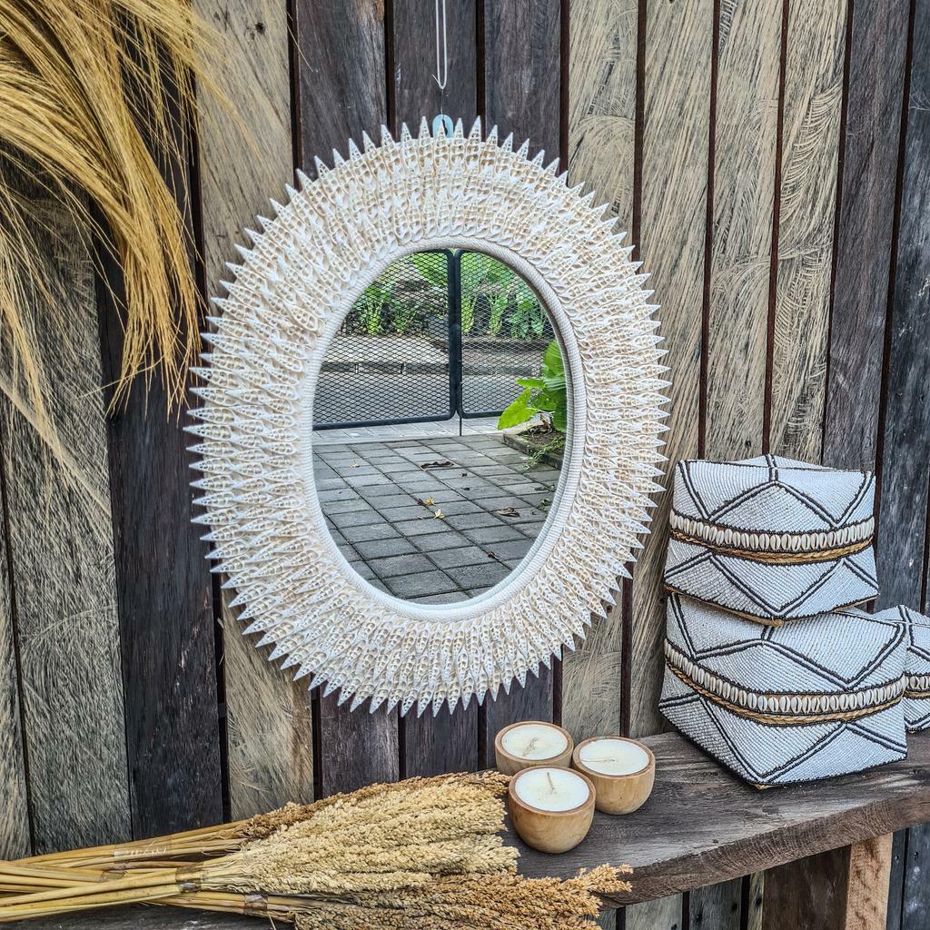 Зеркало острые ракушки 62х52см