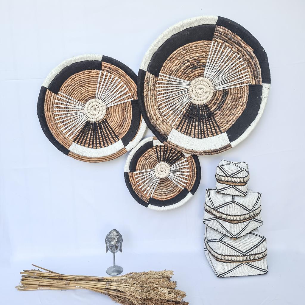 Тарелки плетеные 30 40 50см банановый лист белое + черное макраме