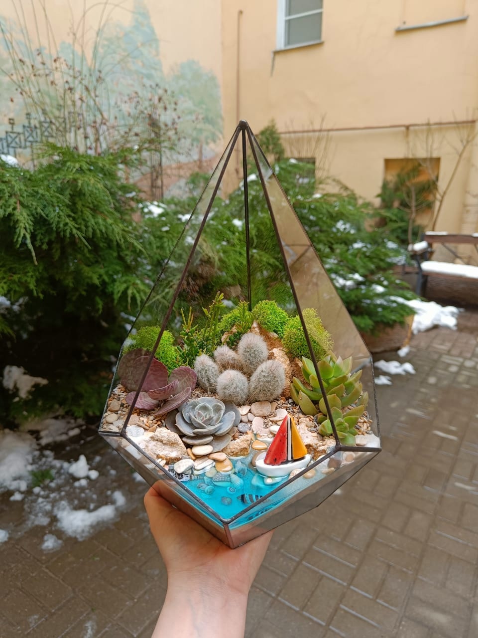 Капля L c суккулентами и имитацией воды