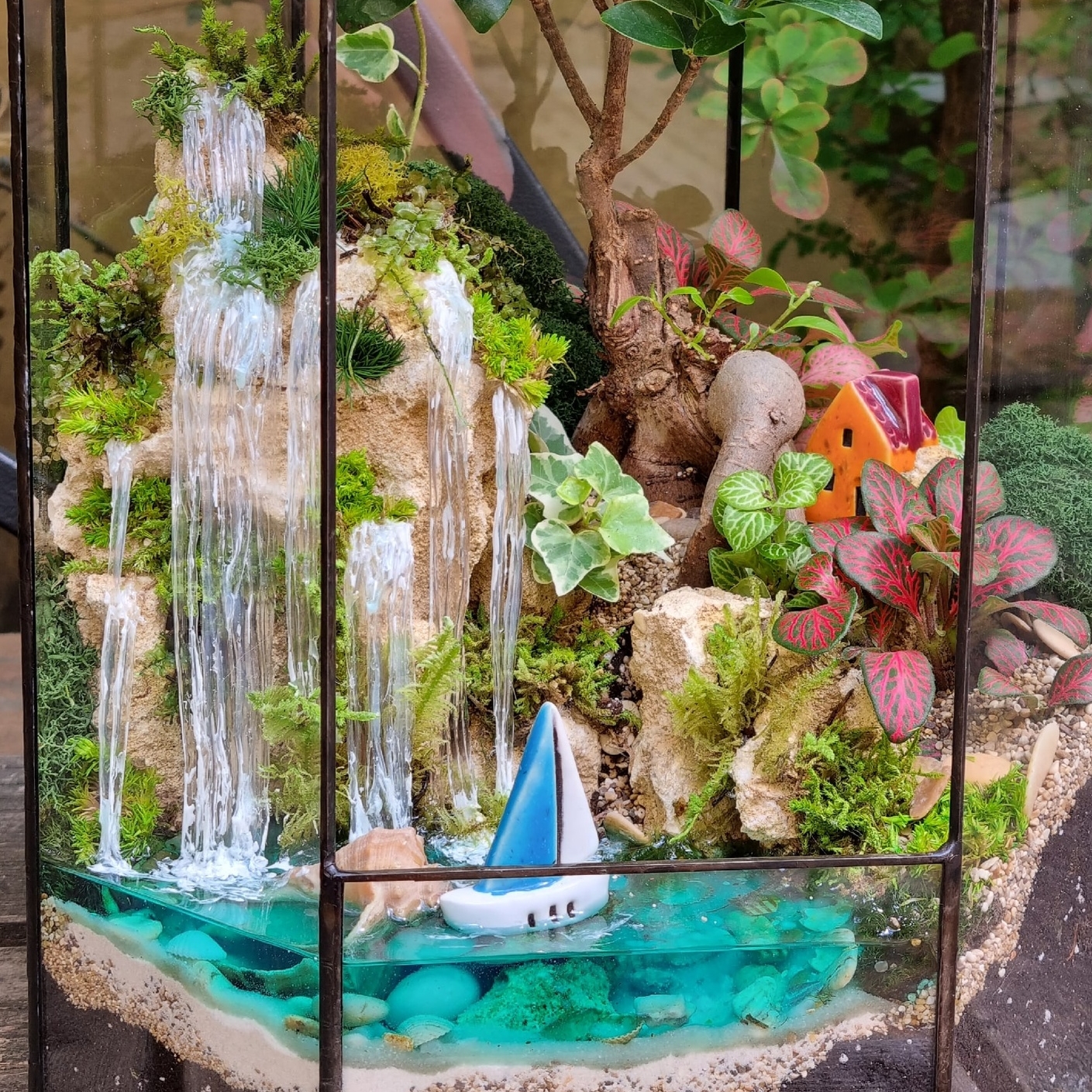 Бонсай в тепличке L и водопадом и двумя фигурками