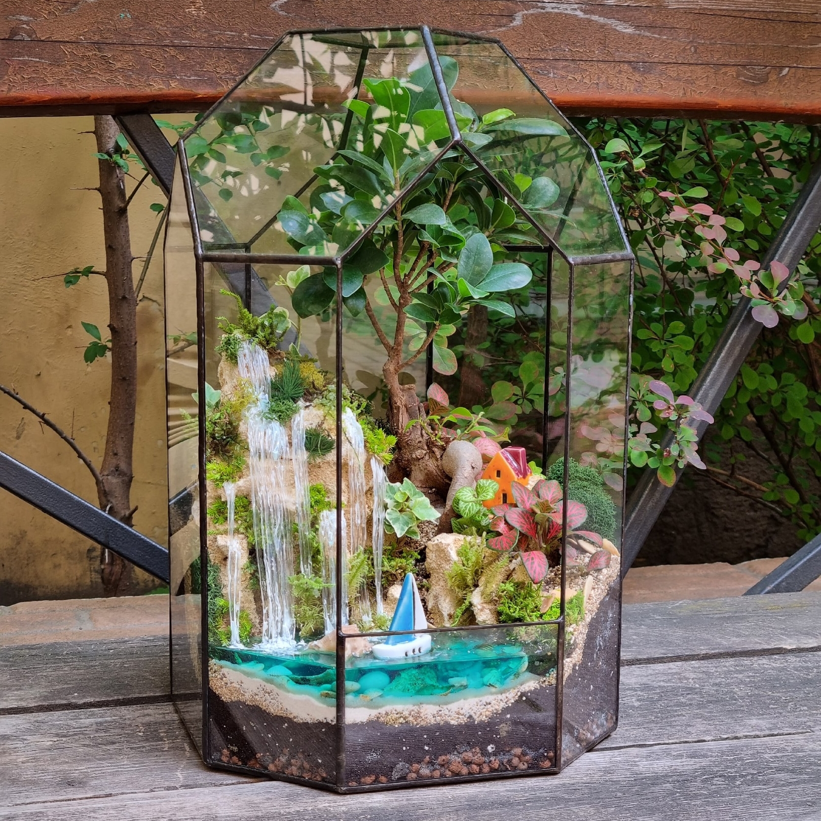 Бонсай в тепличке L и водопадом и двумя фигурками