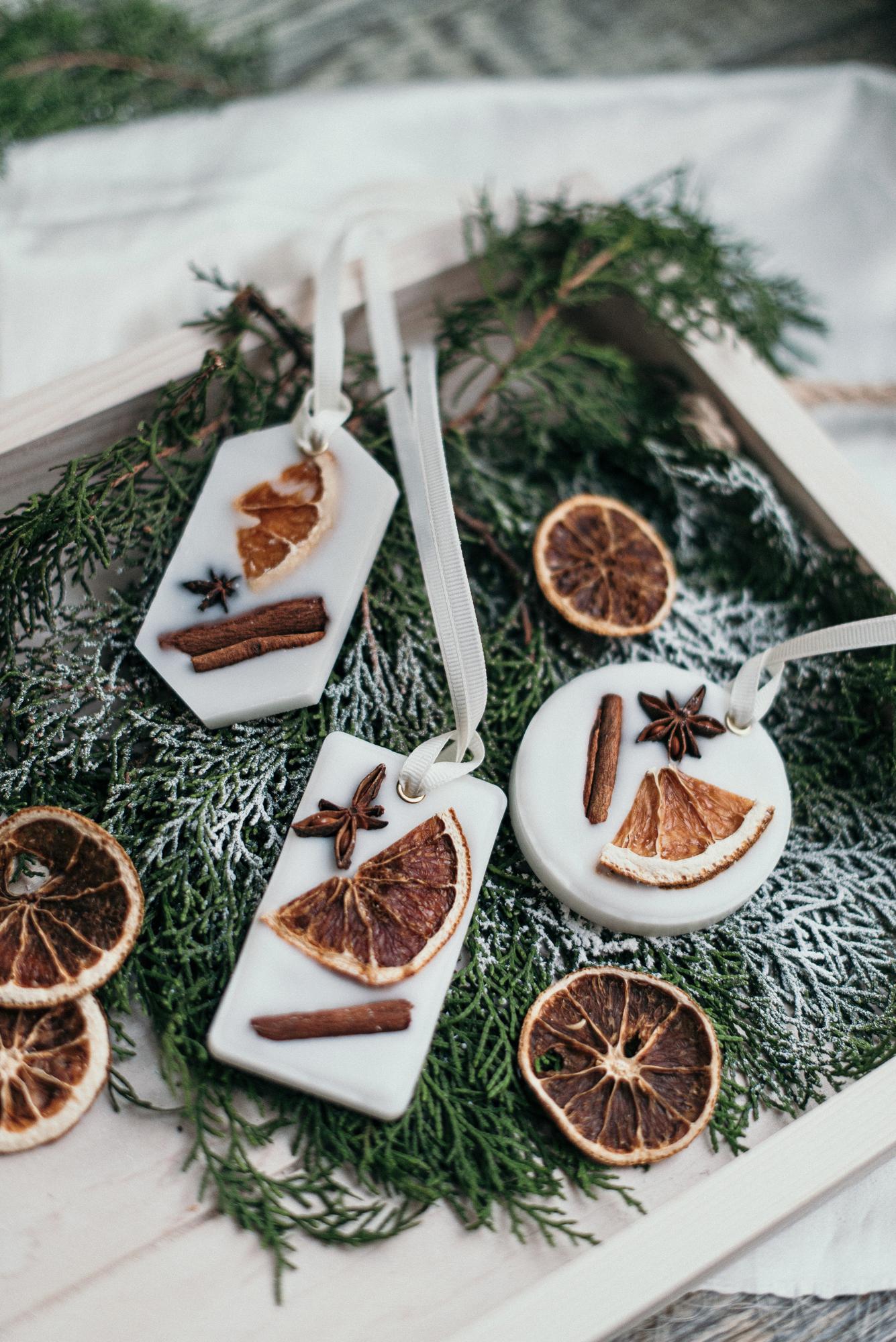 Восковое саше с природным новогодним декором