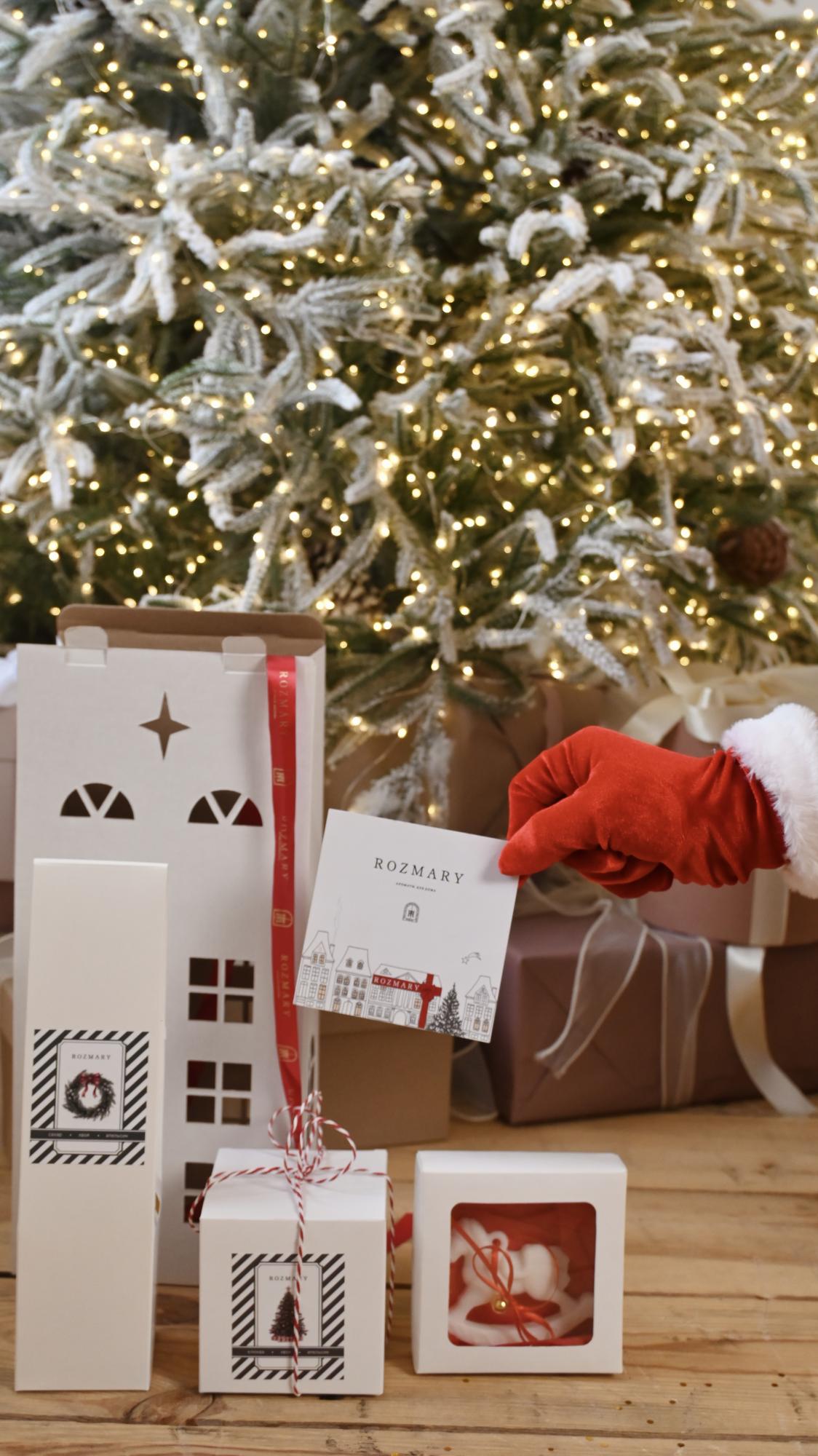 Новогодний подарочный набор в форме домика