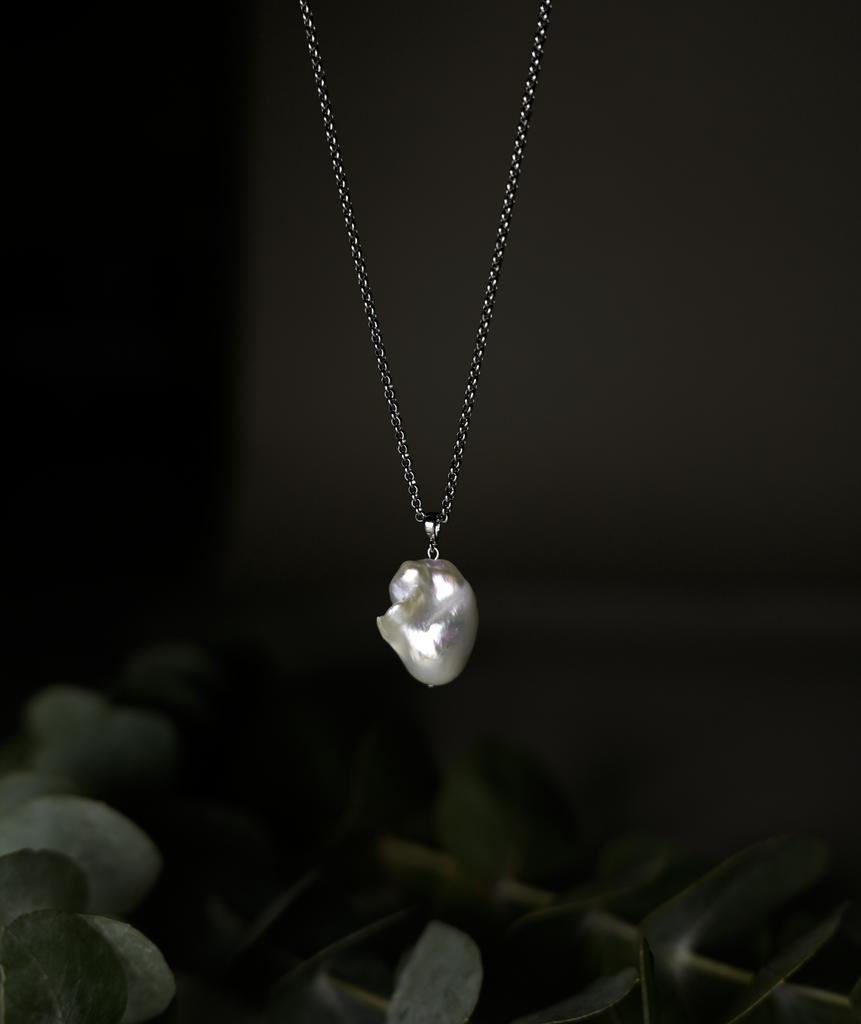Chain with large white Baroque Pearl