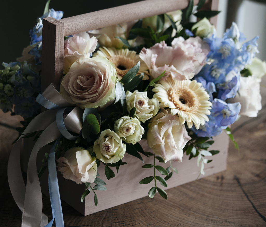 Композиция в деревянном ящике