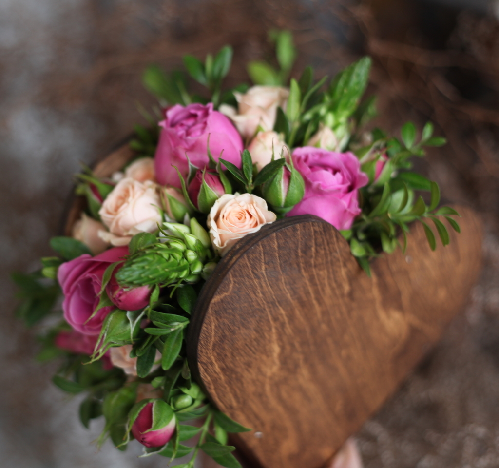 Композиция в деревянном сердце