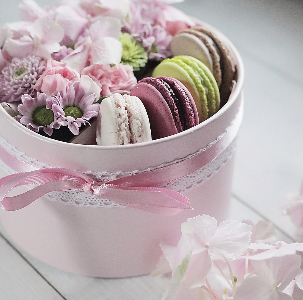 Коробка с цветами и макарони MINI