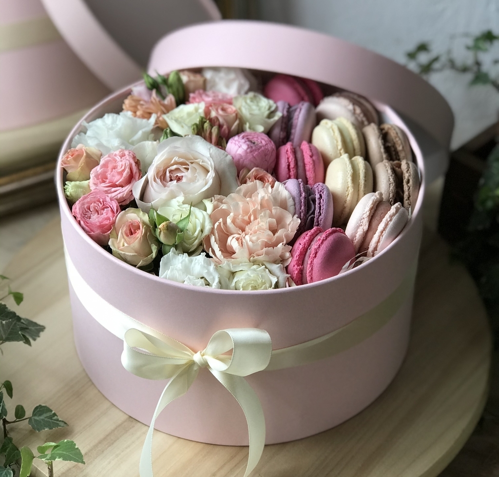 Коробка с цветами и макарони MAXI