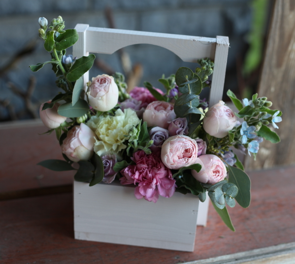 Композиция в компактном деревянном ящике