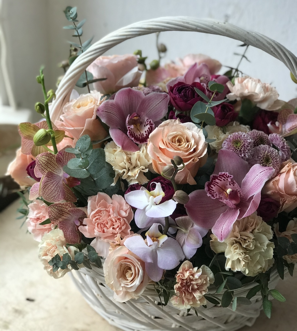 Изысканная корзина в карамельно-ягодных оттенках с орхидеями