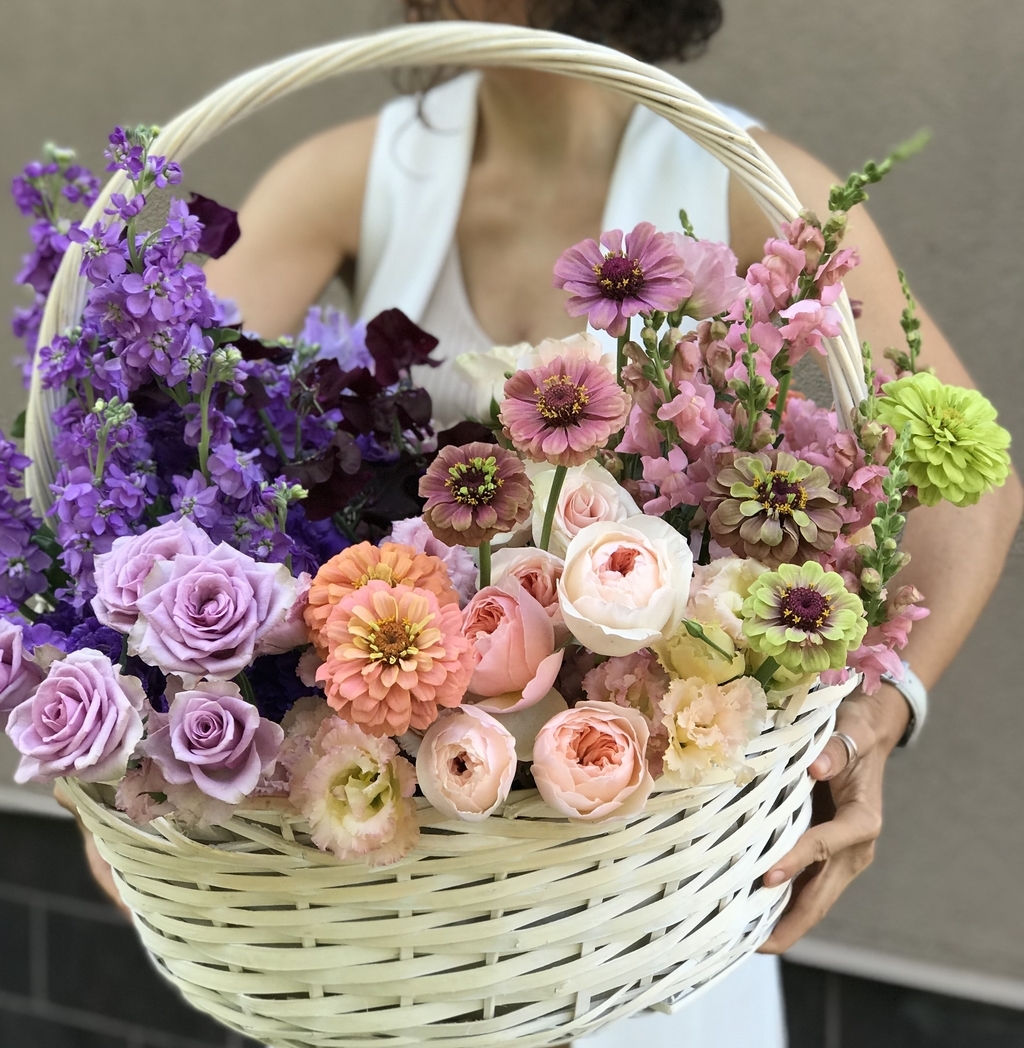 Корзина акварельная из садовых цветов