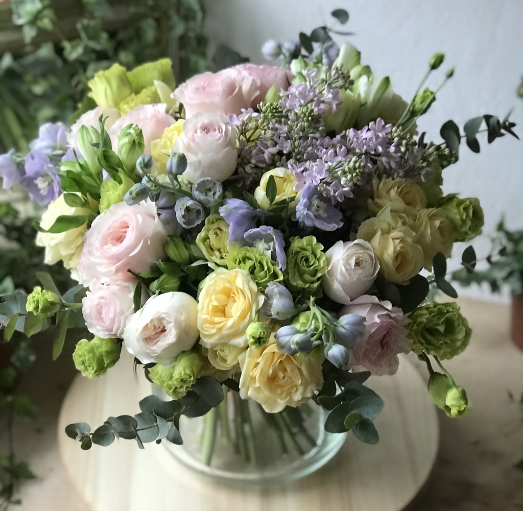 Весенний букет акварельных оттенков с сиренью