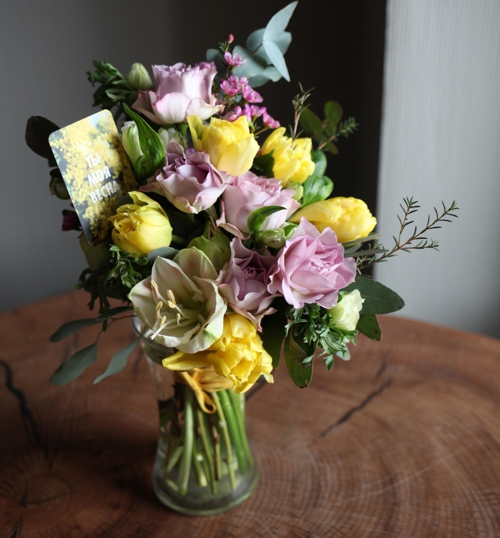 Букет в черничных и лимонных оттенках с тюльпанами