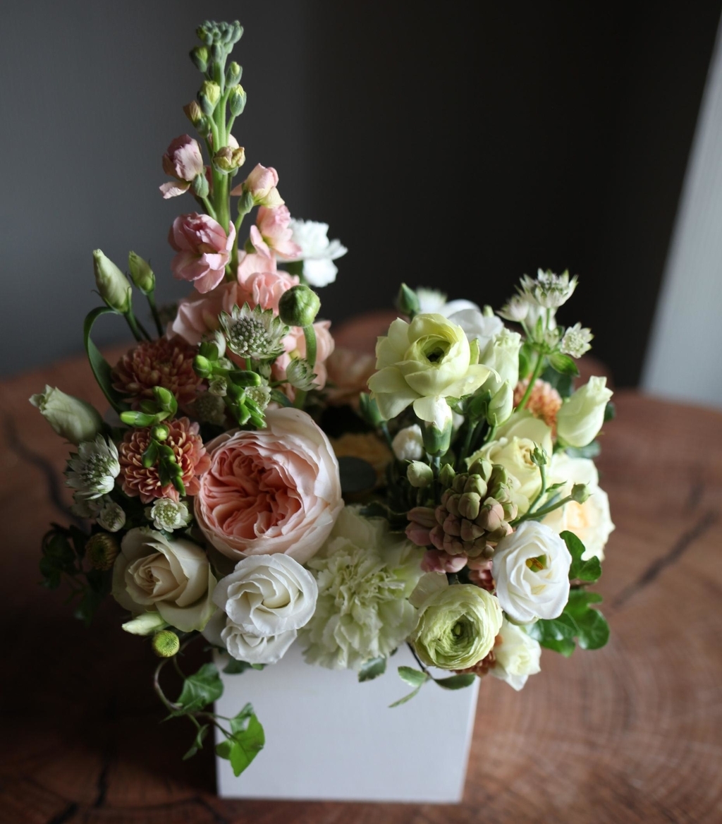 Композиция с пионовидной розой в деревянном ящике