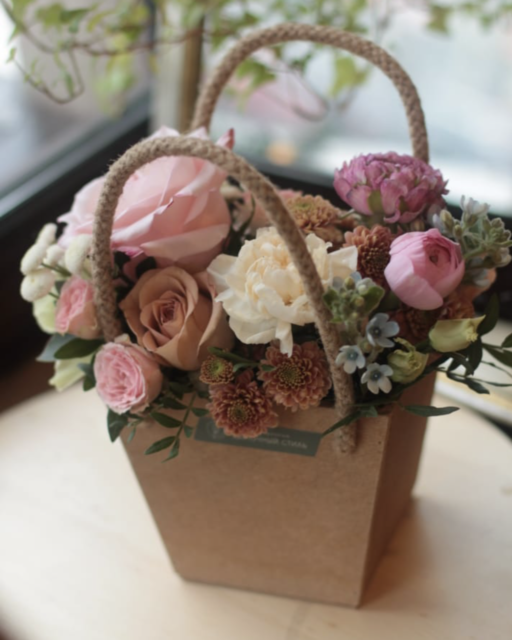 Композиция в деревянной сумке