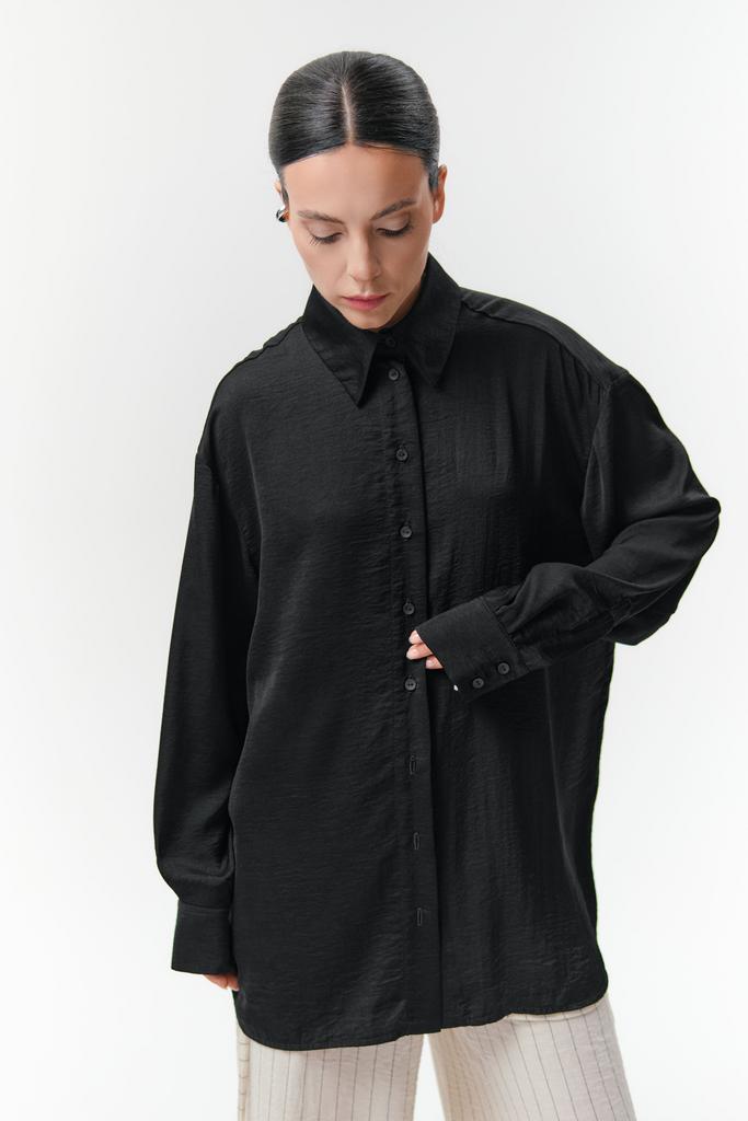 Рубашка в мокром шелке черная