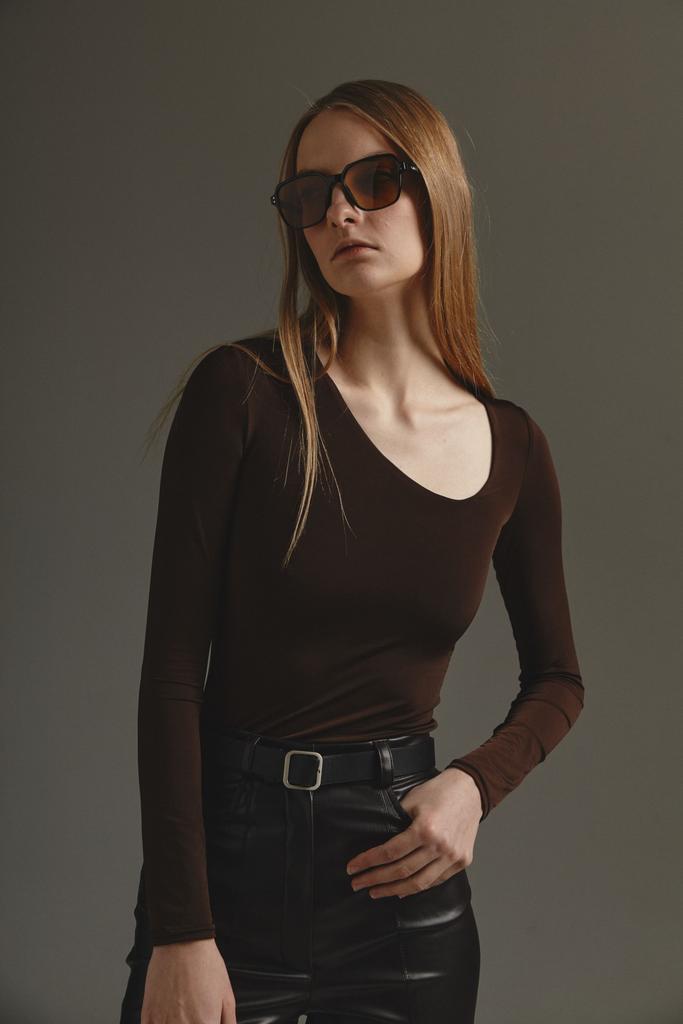 Лонгслив с фигурной горловиной «TEAR» коричневый