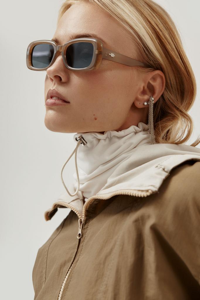 Баффка "NECK" молочный