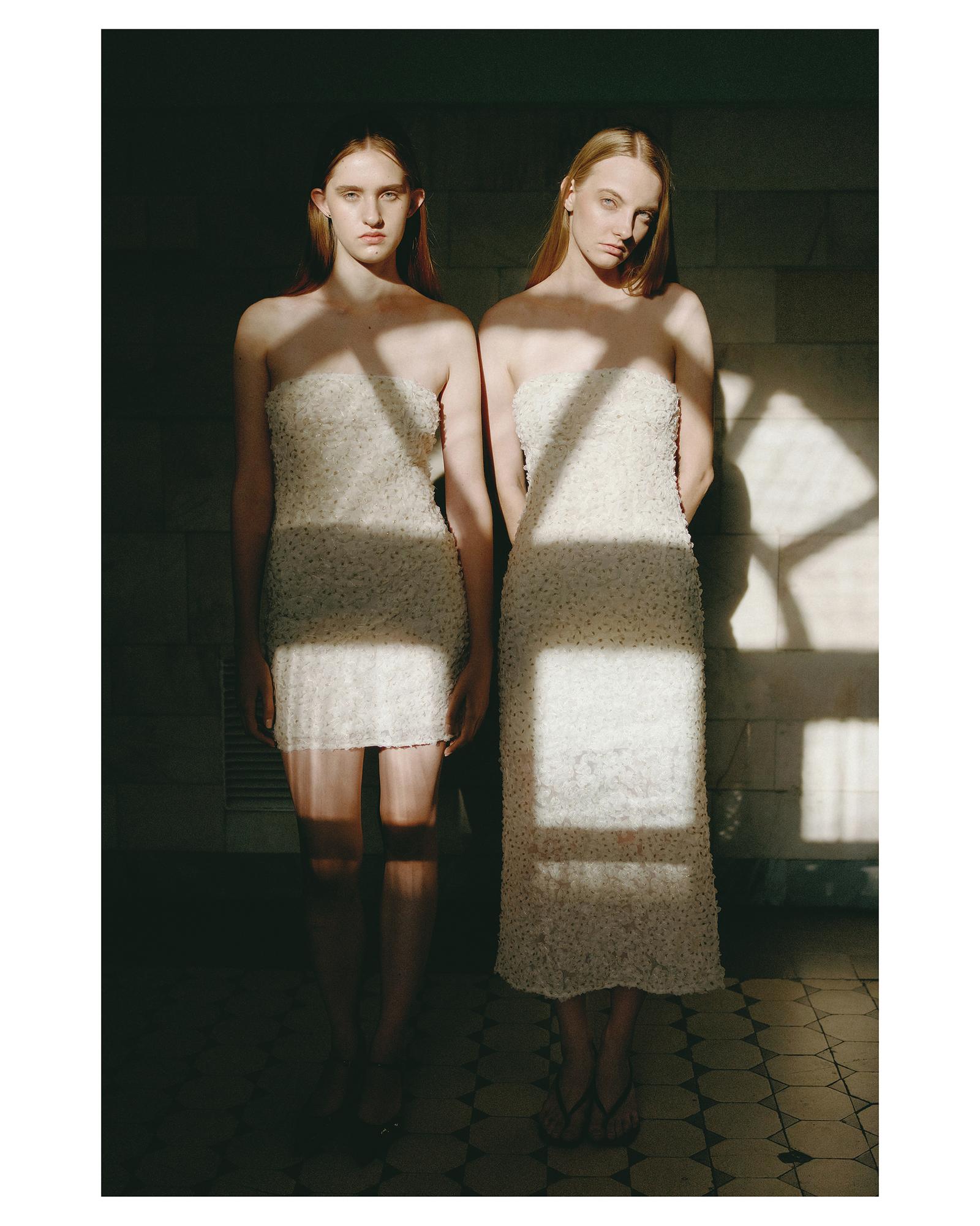 Платье-бандо с выбитым цветком