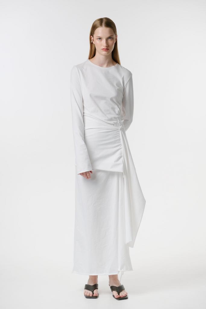 Платье c баской и декоративной булавкой