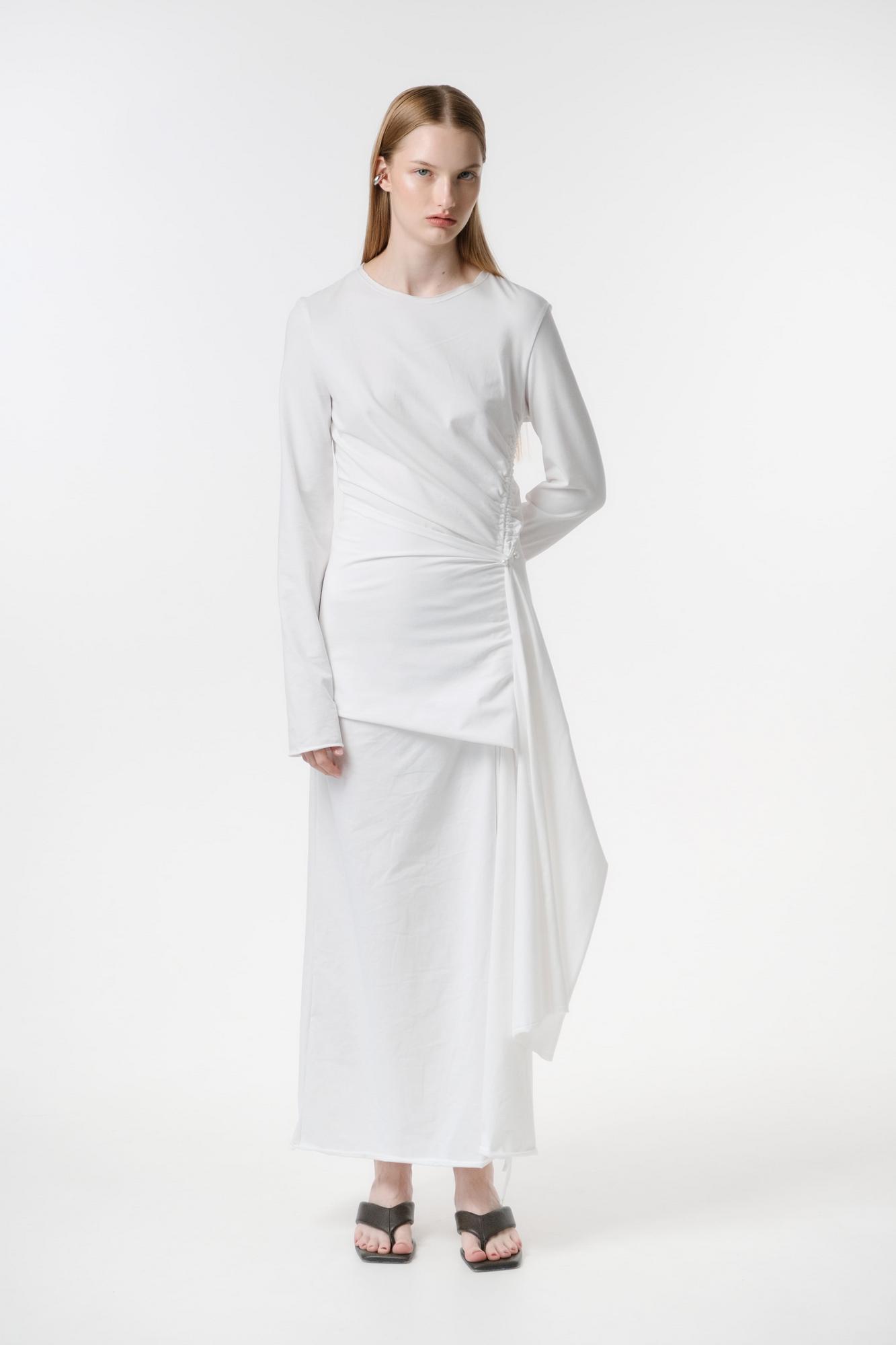 Платье c баской и декоративной булавкой