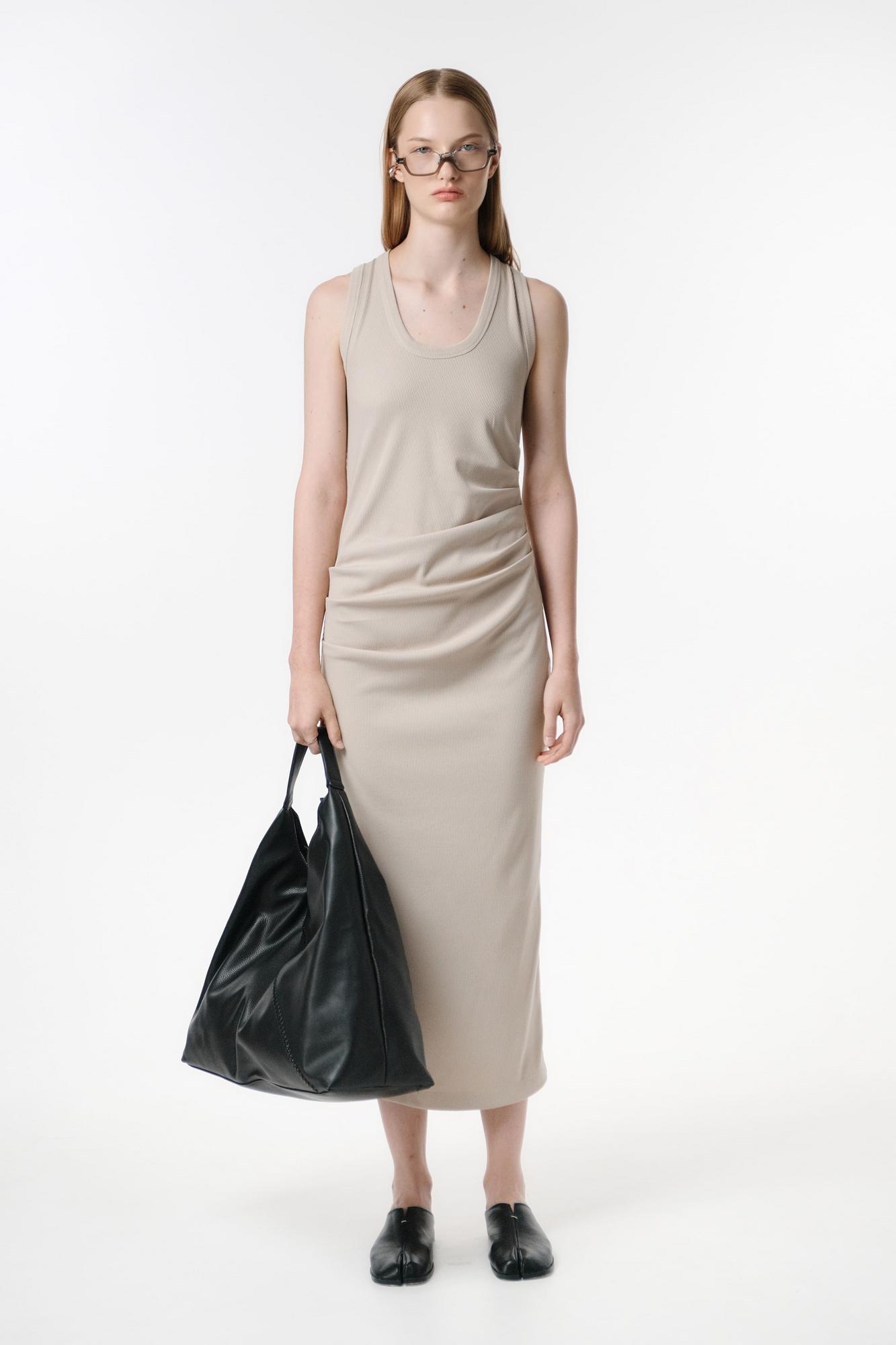 Приталенное платье с драпировкой