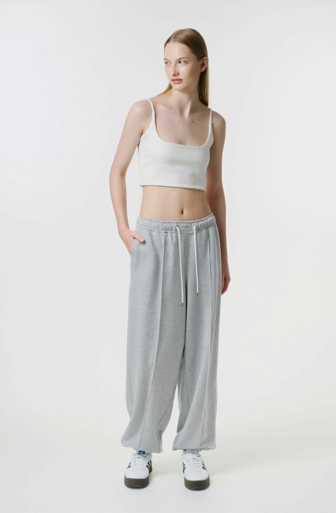 Брюки свободного кроя со стрелками