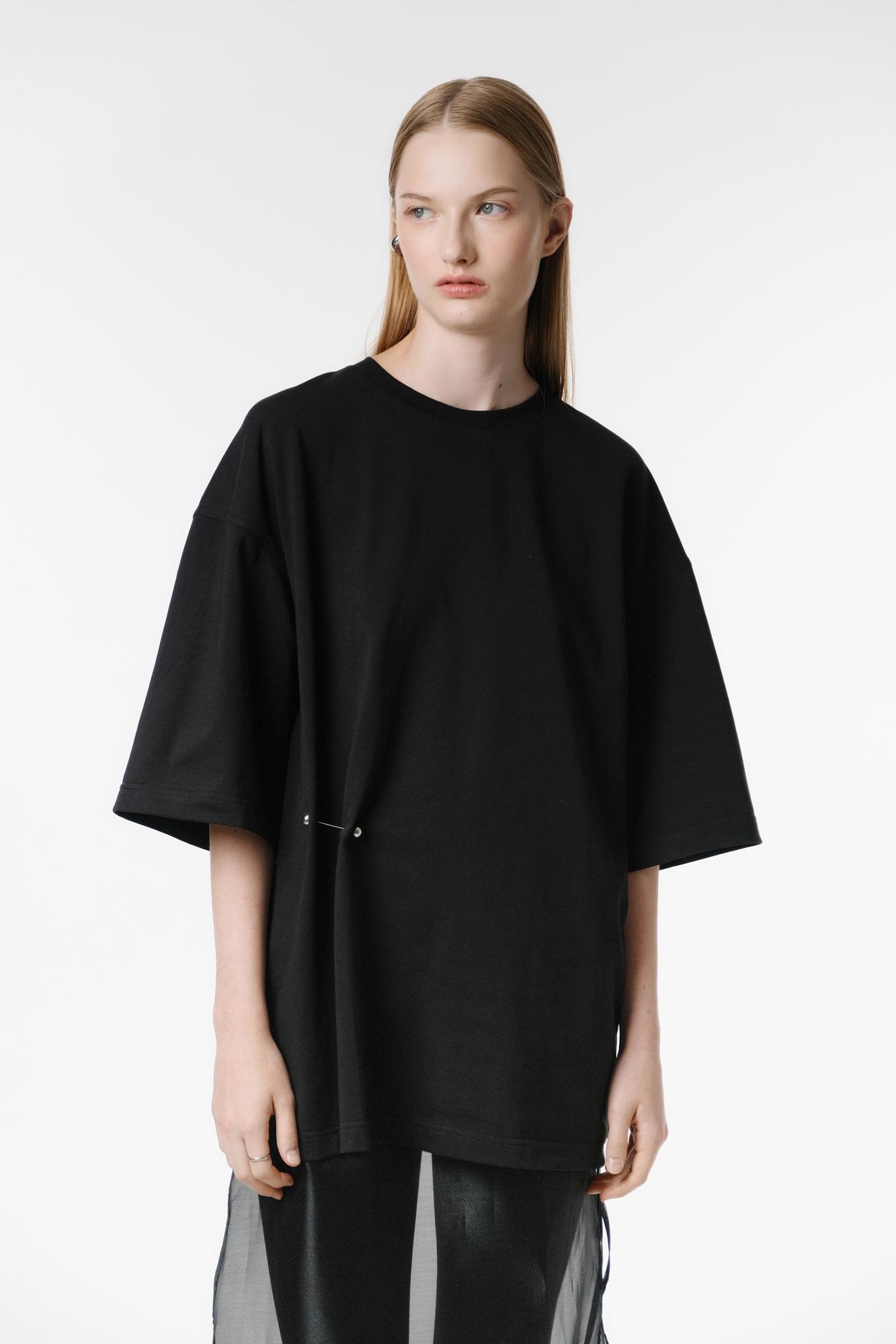 Футболка оверсайз кроя с булавкой