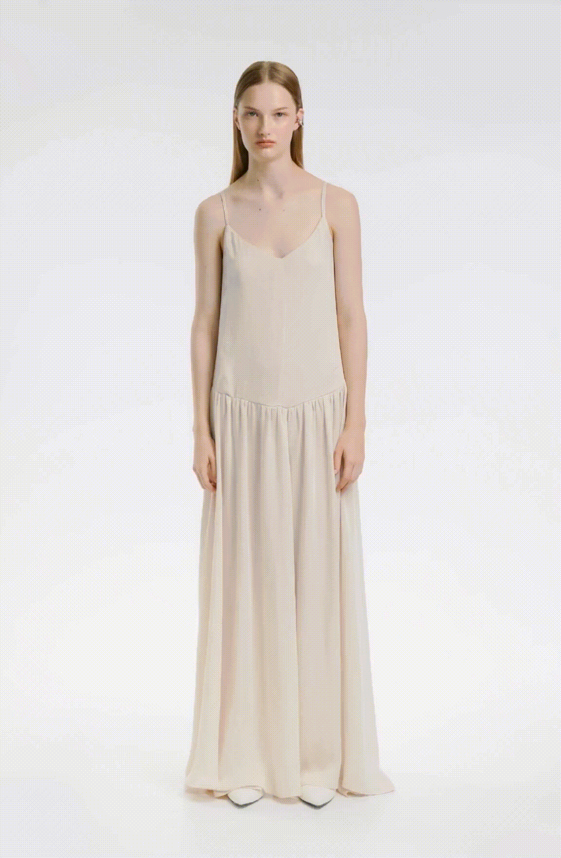 Платье в мокром шелке со шлейфовым низом