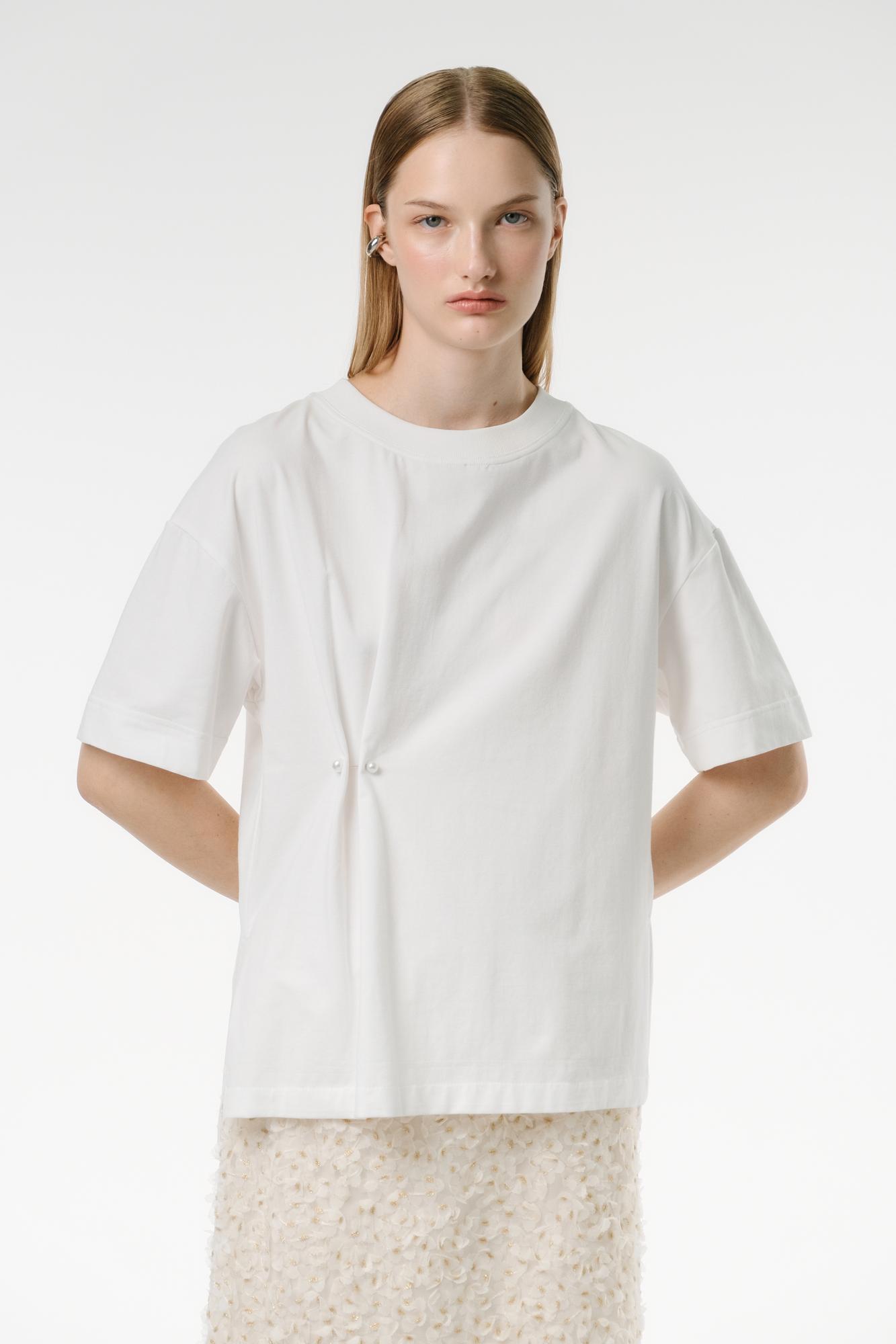 Футболка прямого кроя с разрезами и  булавкой