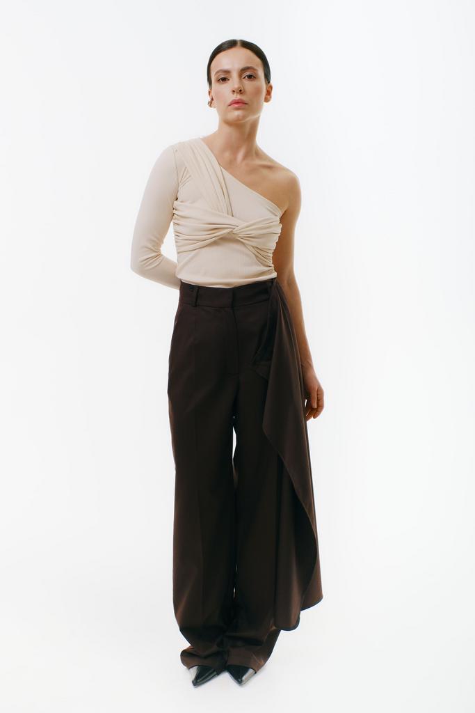 Топ c открытым плечом и драпировкой