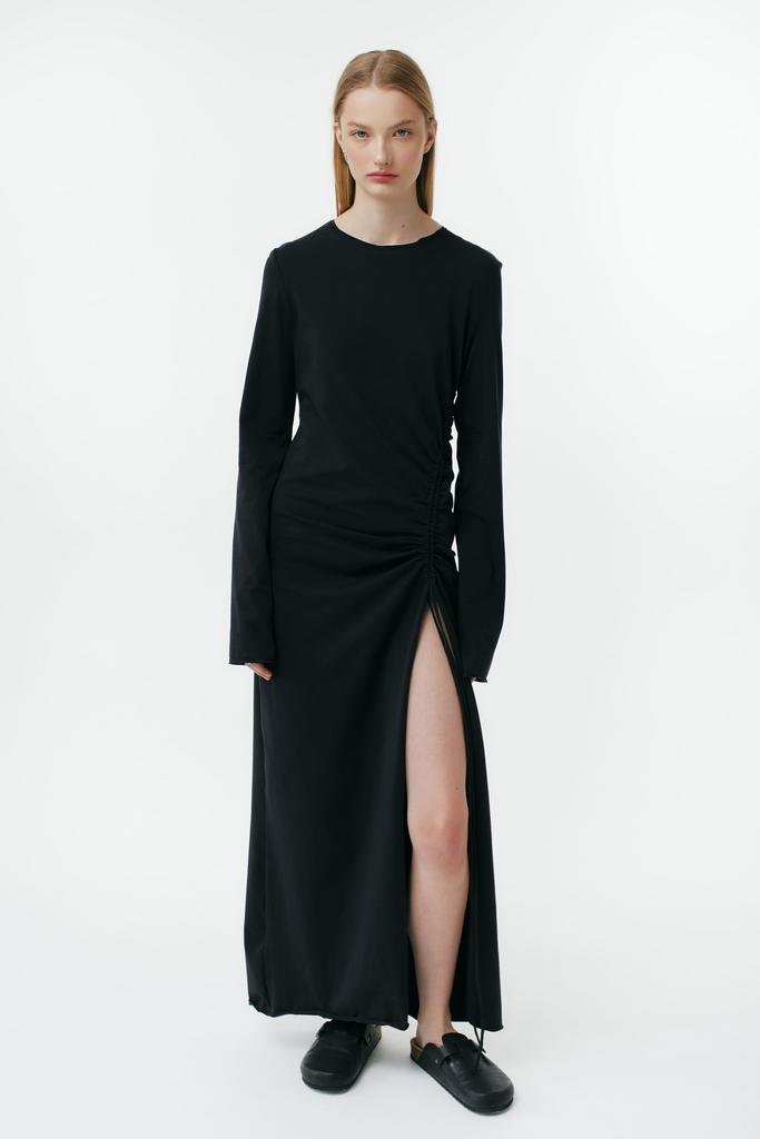 Платье c баской и декоративной булавкой