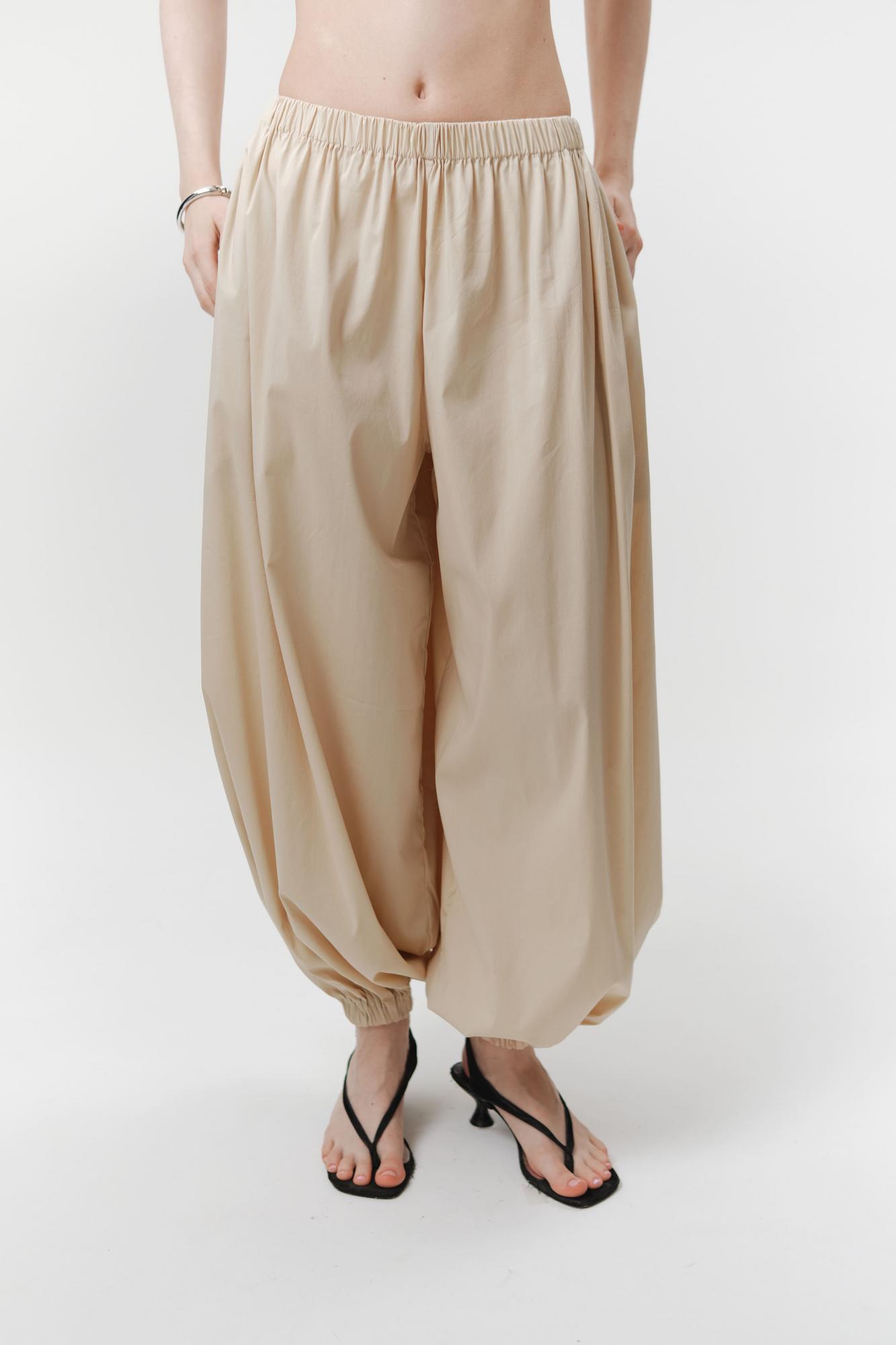 Брюки баллоны в бежевом цвете