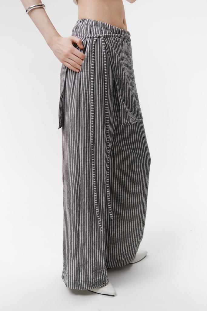 Брюки в пижамном стиле с поясом-баской серые