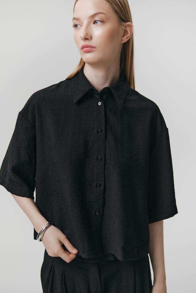 Укороченная рубашка из фактурного льна в черном цвете