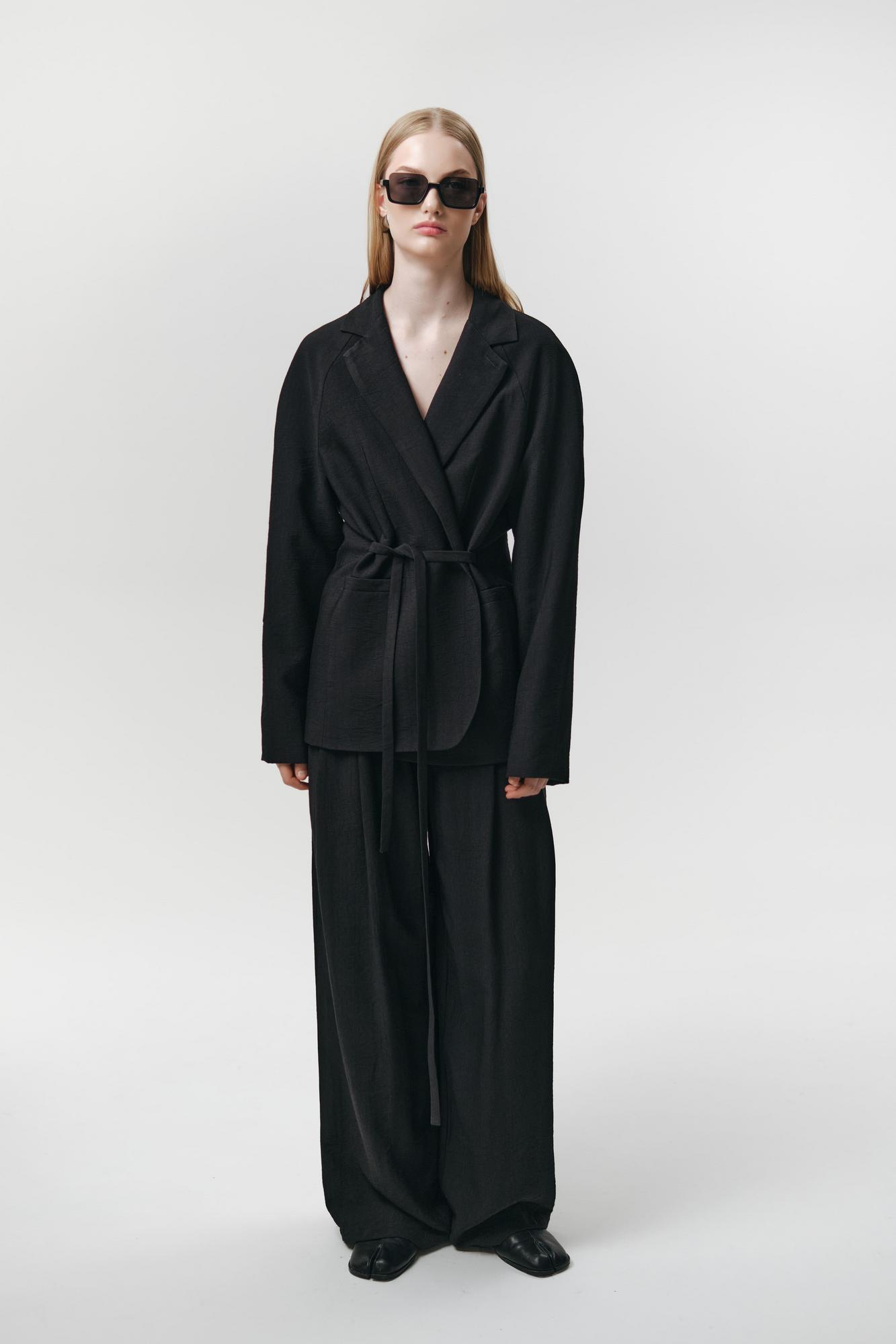 Жакет с поясом из плотного льна в черном цвете