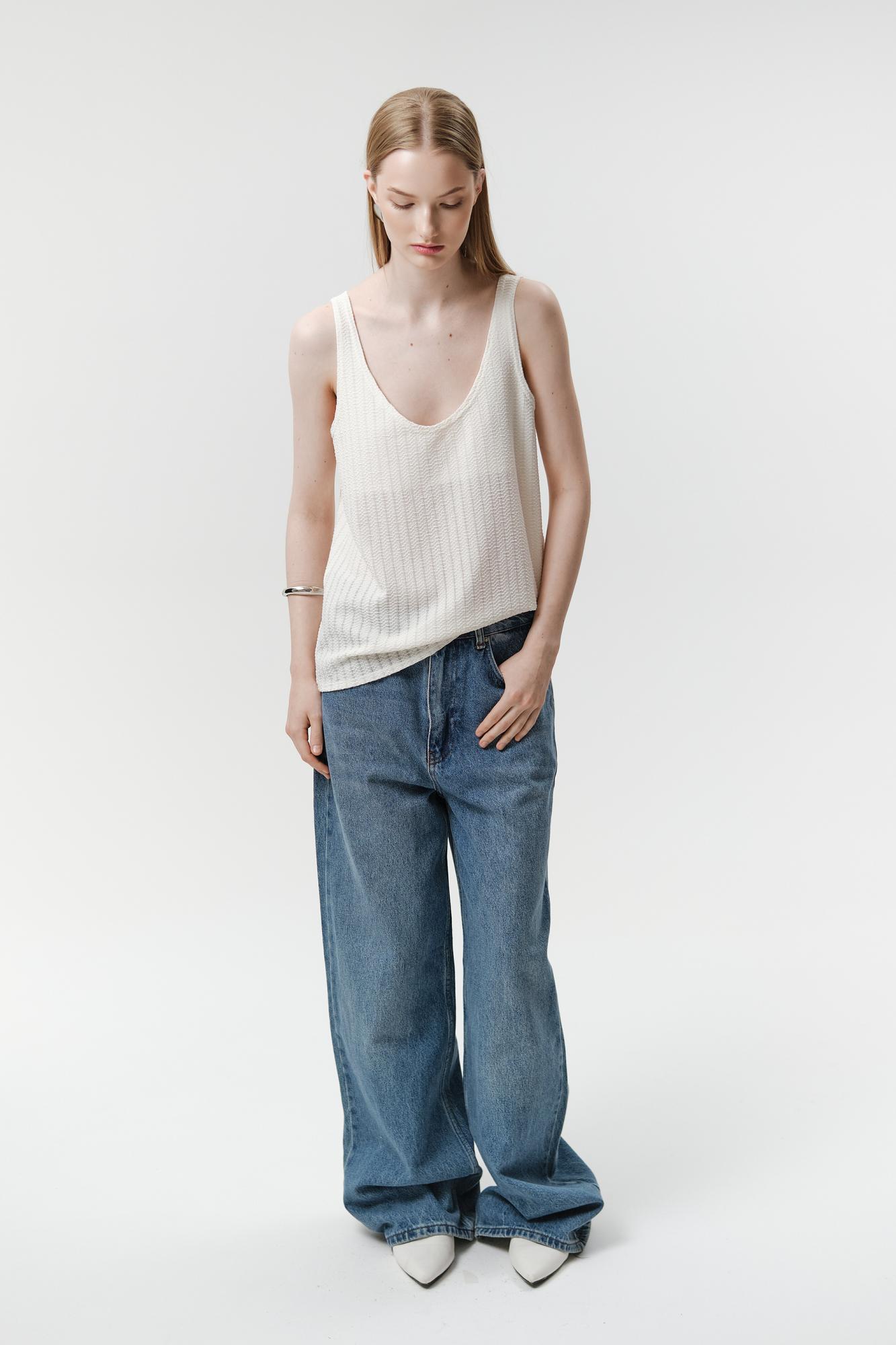 Майка из рельефной ткани с глубоким вырезом