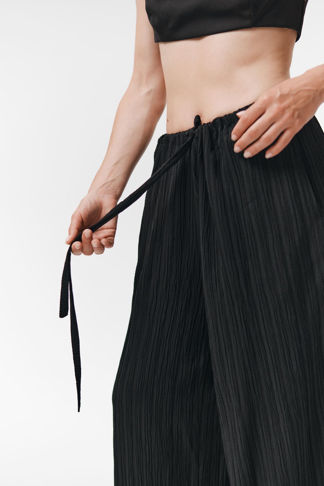 Свободные брюки в жатом хлопке