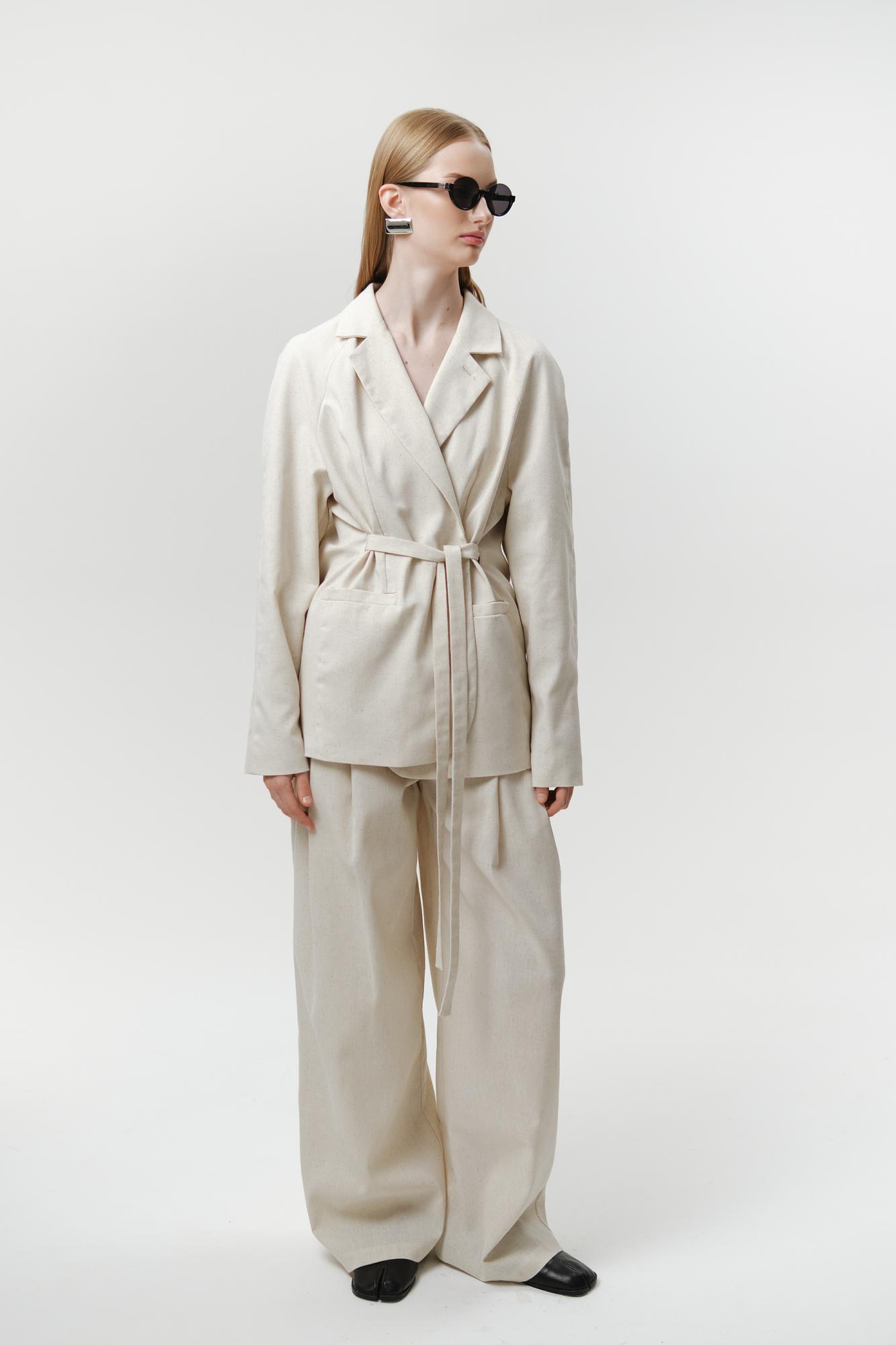 Жакет с поясом из фактурного льна в бежевом цвете