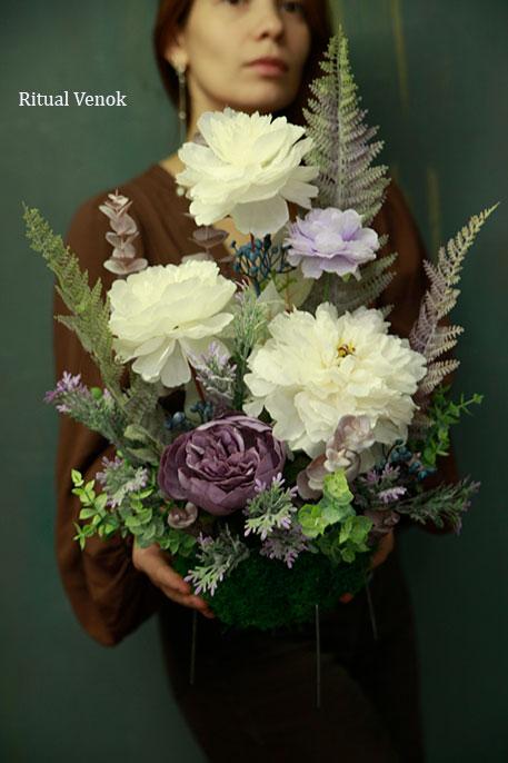 Траурная композиция "Авалон" с металлическими ножками: высота 40см\ ширина 30см