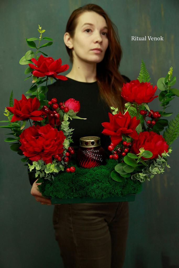 Траурная композиция с лампадкой "Эмили"  высота 40 см/ ширина 45см