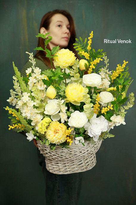 Траурная корзина из искусственных цветов "С мимозой"  высота 60 см/ ширина 55см