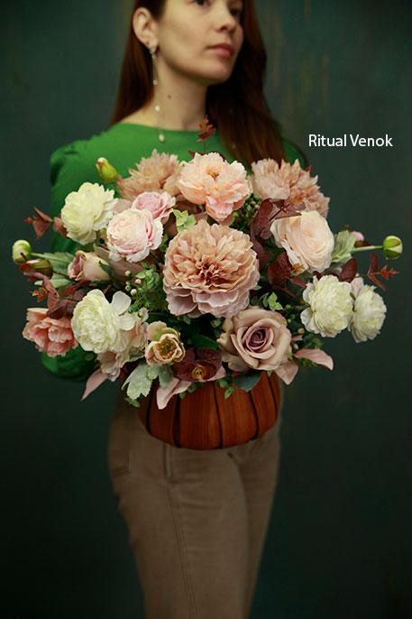 Траурная композиция  " Альма"  высота 40 см/ ширина 45см